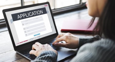 Kafede dizüstü bilgisayarlı genç bir kadın.