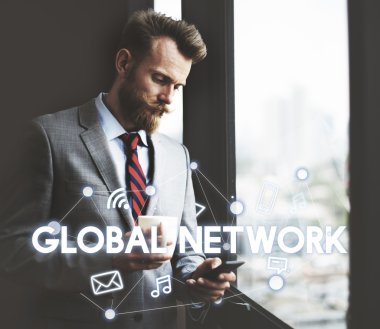 pencerede yakışıklı işadamı