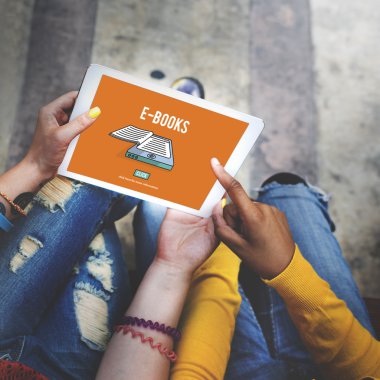 Arkadaşlar dijital tablet ile arama