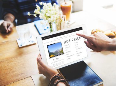 Kafede tablet pc tutan kadın