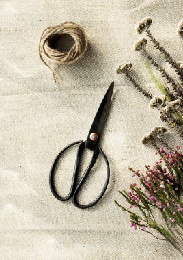 Makas ve çiçek dekorasyonu 