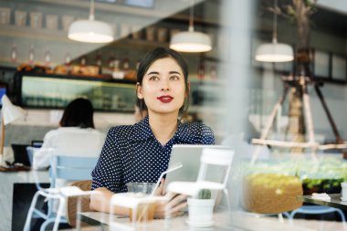 Dizüstü bilgisayar kullanan kadın