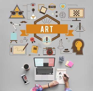 laptop ile çalışan kişi