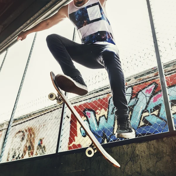 Homem pulando com patins — Fotografia de Stock