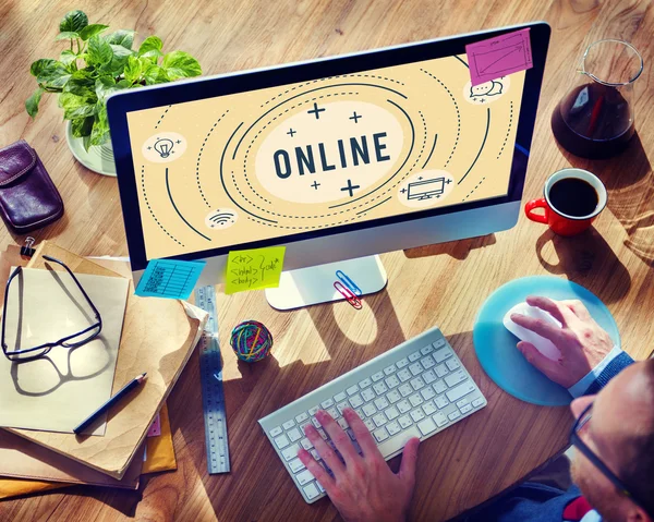 Hombre que trabaja con la computadora en la mesa de trabajo — Foto de Stock