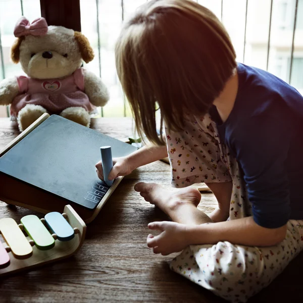 Malá holčička, kreslení na tabuli — Stock fotografie
