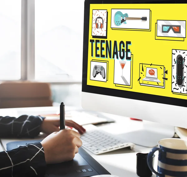 kişi bilgisayar ile çalışma 