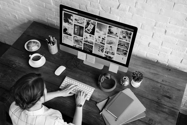 Mujer trabajando con computadora — Foto de Stock