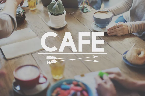 Mensen aromatische koffie drinken in Cafe — Stockfoto