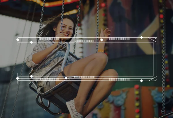 Підлітка дівчина на гойдалки в Луна-парк — стокове фото