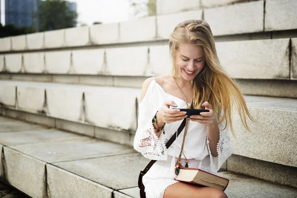 女性の持ち株のスマート フォン — ストック写真