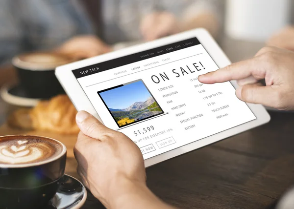 Person in cafe holding tablet pc — Stock Photo, Image