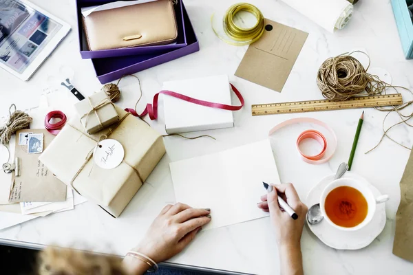 Mujer escribiendo notas —  Fotos de Stock