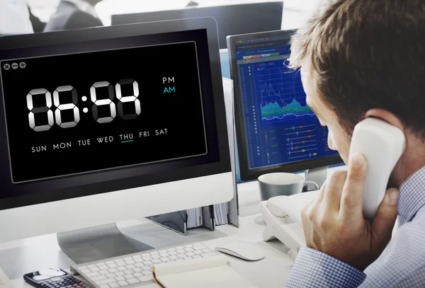 Affärsman som arbetar på dator med klocka — Stockfoto