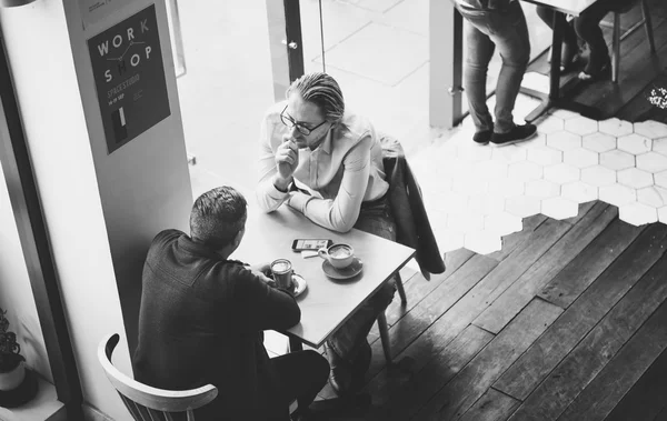 カフェで話しているビジネス人々 — ストック写真