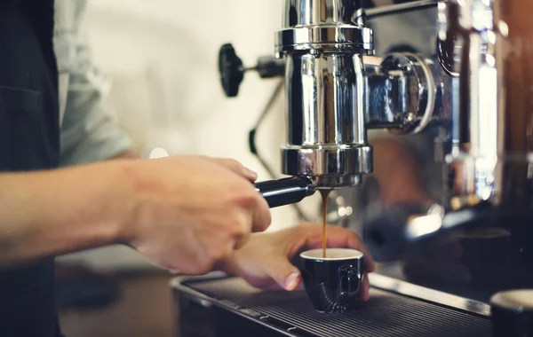 Баріста в кафе, приготування кави — стокове фото
