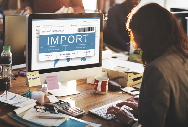 Geschäftsfrau arbeitet mit Import im Computer — Stockfoto