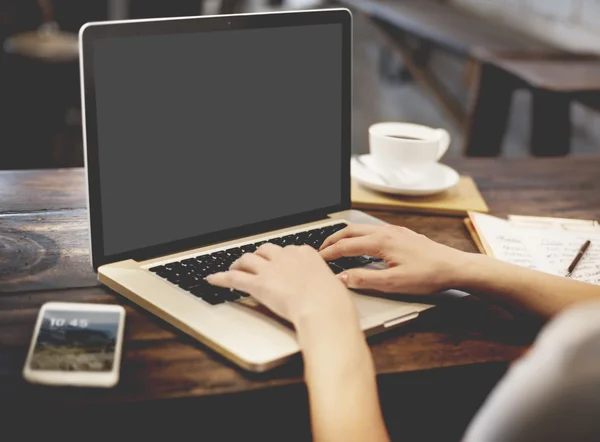 Donna in caffè utilizzando il computer portatile — Foto Stock