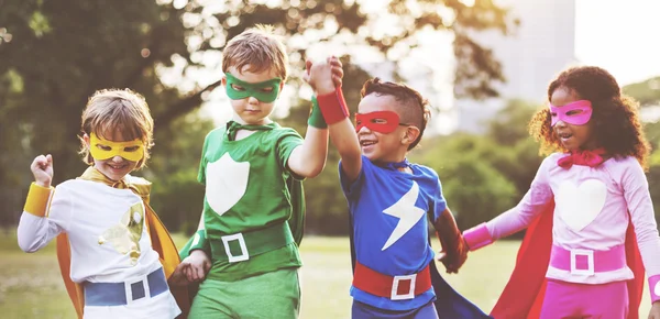 Superhéroes Niños jugando juntos — Foto de Stock