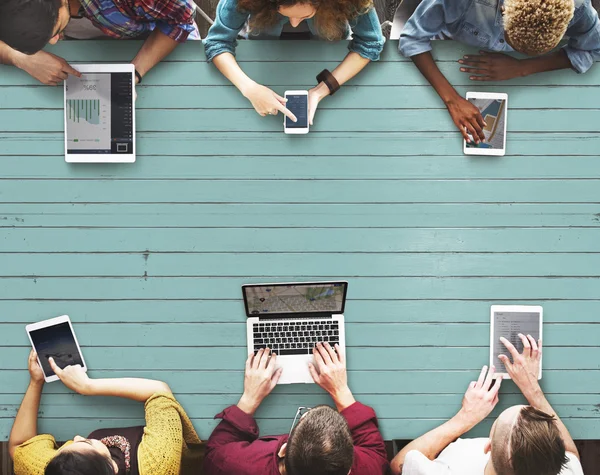 Gruppe von Menschen mit digitalen Geräten — Stockfoto