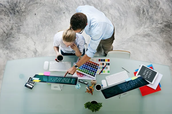 Pessoas que trabalham em estúdio de design — Fotografia de Stock