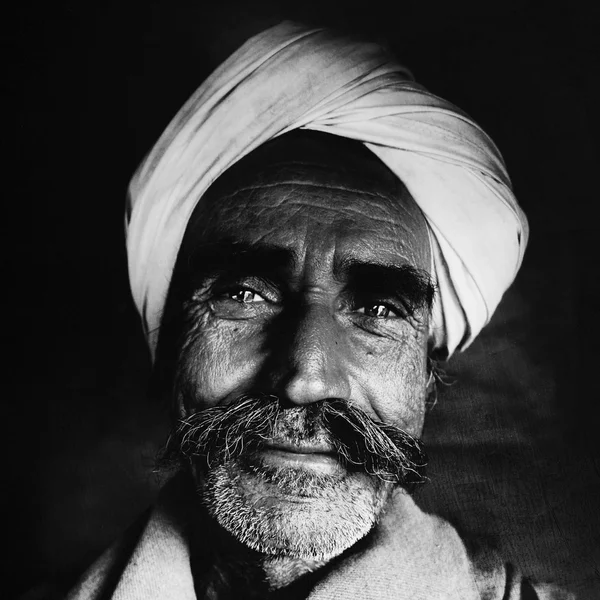 Ινδική άνθρωπος εξετάζοντας τη φωτογραφική μηχανή — Φωτογραφία Αρχείου