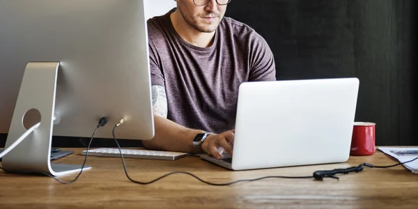 Hombre trabajando con computadora —  Fotos de Stock