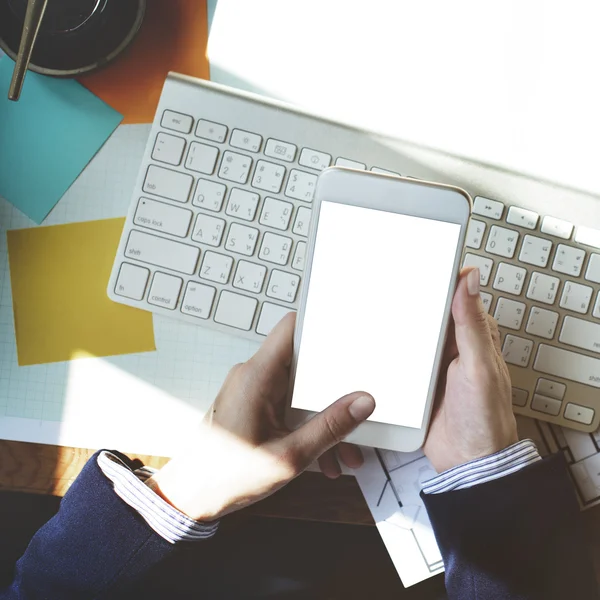 Hände mit Mobiltelefon — Stockfoto