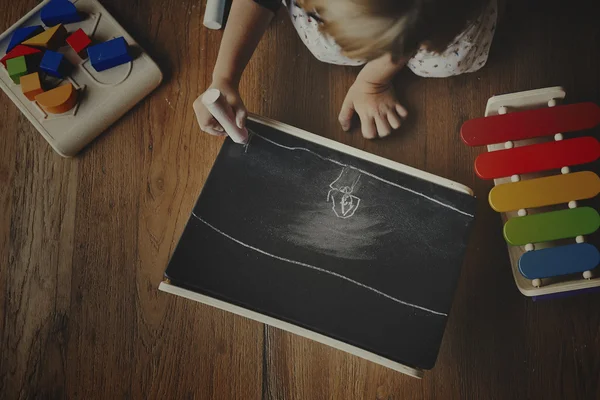 Meisje puttend uit schoolbord — Stockfoto