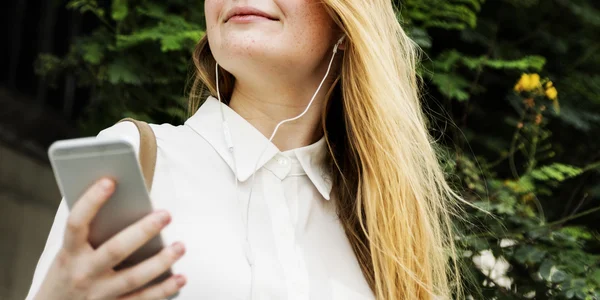 Chica al aire libre ingenio teléfono inteligente —  Fotos de Stock