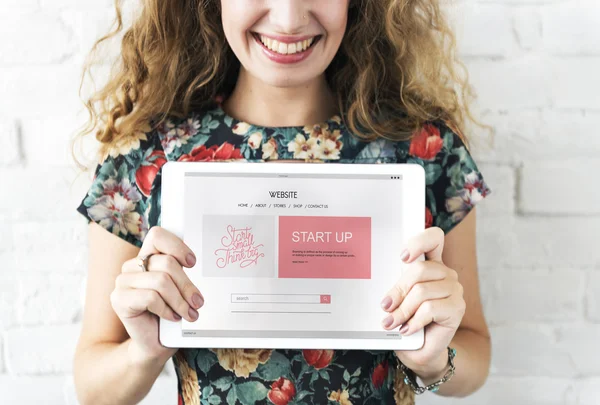 Donna con tablet digitale — Foto Stock