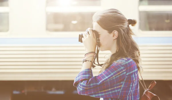 Κορίτσι κάνει φωτογραφίες στο δρόμο — Φωτογραφία Αρχείου