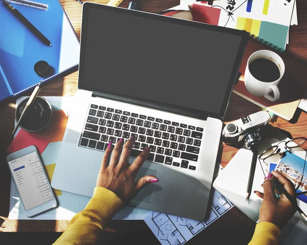 Donna utilizzando il computer portatile — Foto Stock