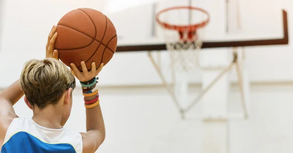 Menino jogando basquete — Fotografia de Stock