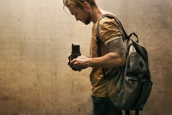 Fotografo con fotocamera vicino al muro — Foto Stock