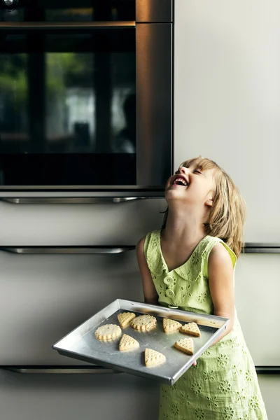 Menina fazendo biscoitos — Fotografia de Stock