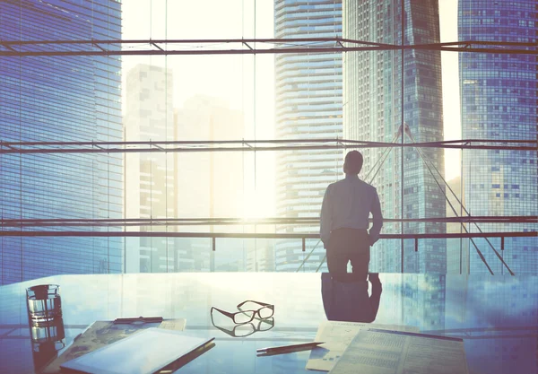 Silhouet zakenman in kantoor — Stockfoto