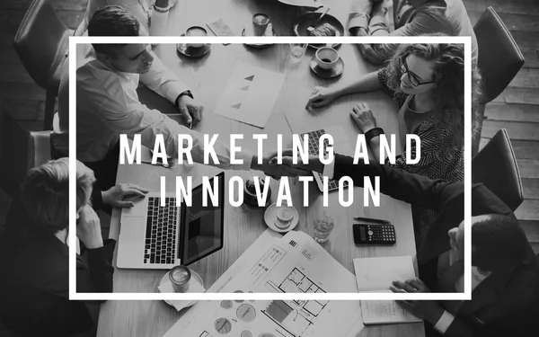 Geschäft der Menschen mit Händedruck und Marketing und Innovation — Stockfoto