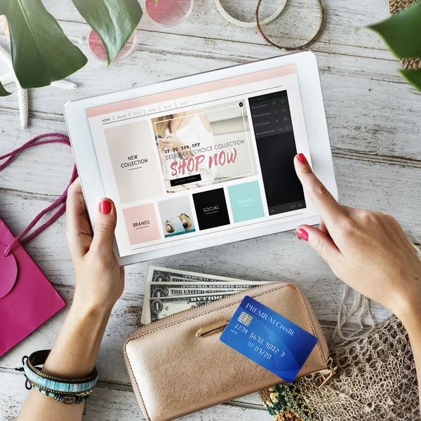 Mujer de compras en línea — Foto de Stock