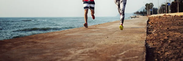 People doing sport exercises at beach — Stock Photo, Image