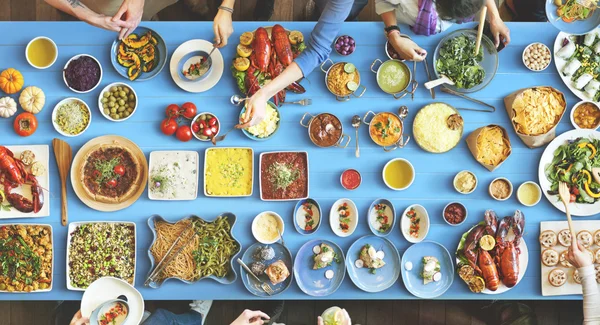 Tabulka s jídlem a koncepce — Stock fotografie