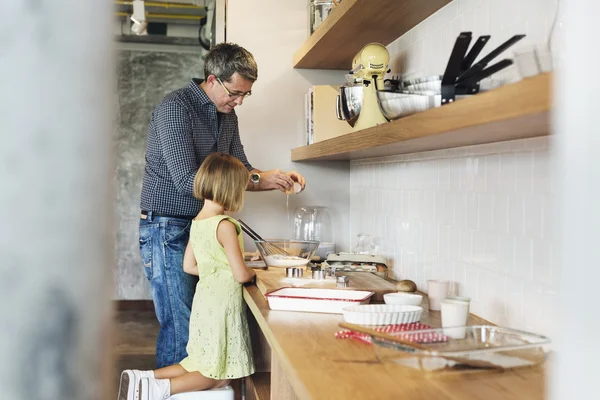 Niña y abuelo hornear galletas — Foto de Stock