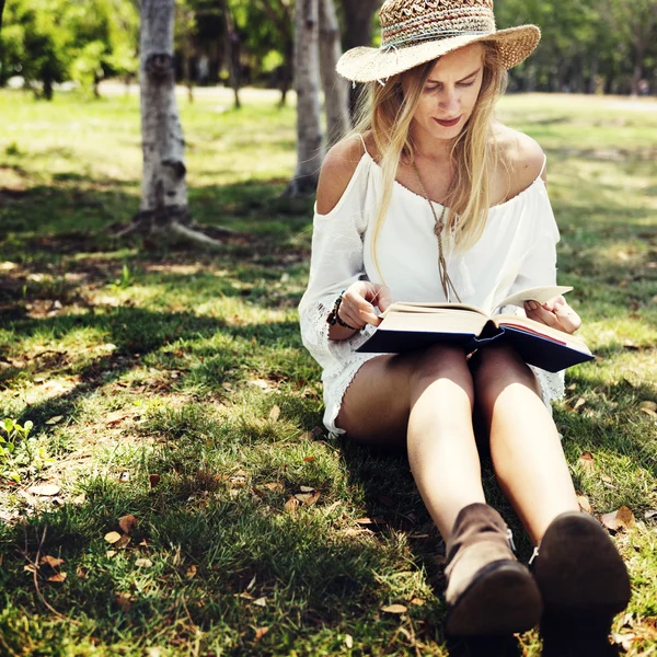 Chica con libro al aire libre — Foto de Stock