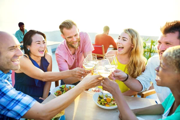 Glada människor i restaurang — Stockfoto