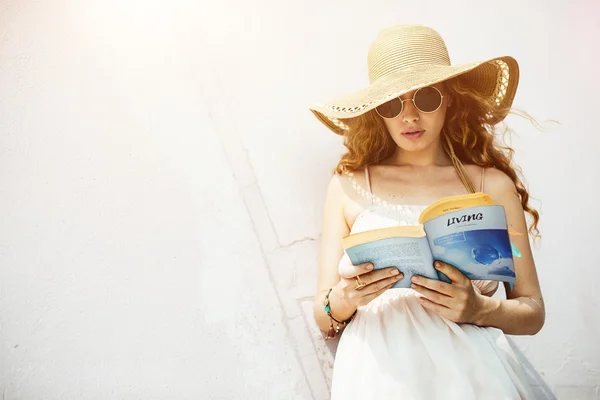 Mujer en gafas de sol libro de lectura — Foto de Stock