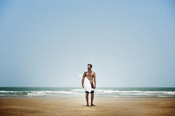 Homem fazendo esporte na praia — Fotografia de Stock