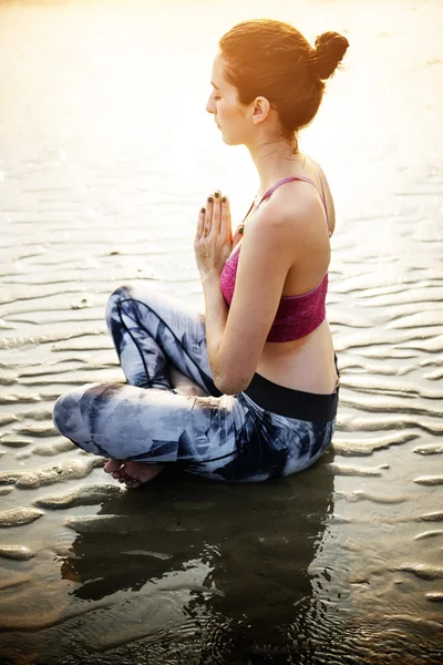 Mujer haciendo yoga en la playa — Foto de Stock