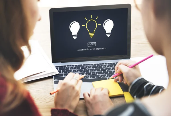 Ragazze che studiano con il computer portatile — Foto Stock