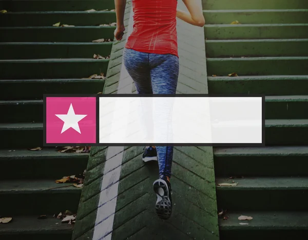 Sportliche Frau läuft Treppe hinauf — Stockfoto