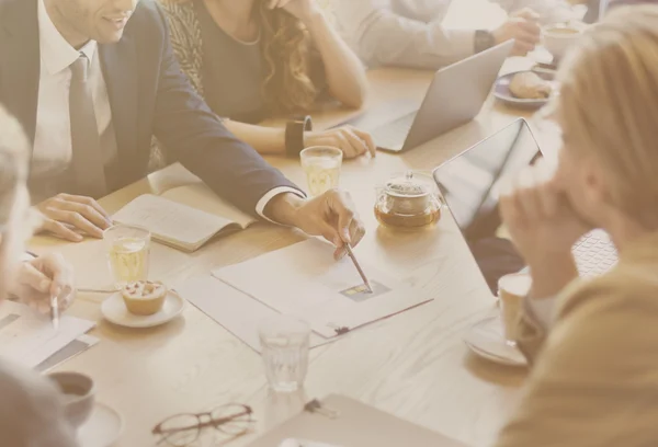 Geschäftsleute arbeiten an Treffen — Stockfoto